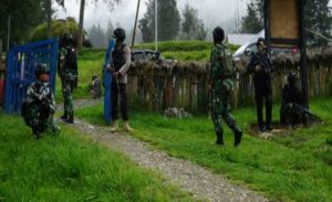 Disergap Pasukan Elit TNI-Polri, Anggota TPNPB OPM Lari Bersimbah Darah Tenteng AK-47